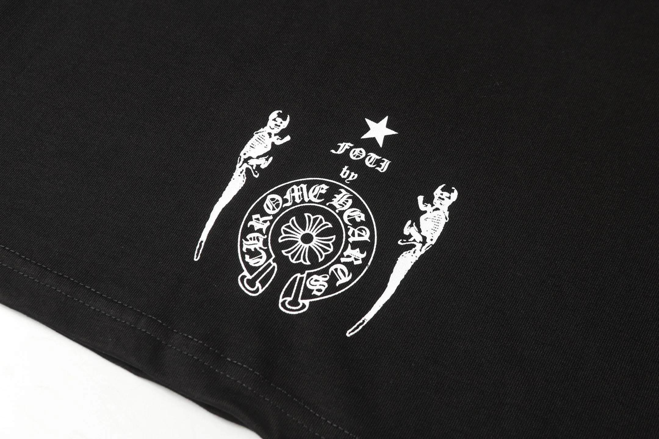 🅿️170 ch/Ke Jia Sanskrit skull color printed T-shirt! Every one of the Cro family is really unique. Every piece is a killer, and the texture of the whole short sleeve is really amazing. 280g pure cotton fabric! 100% restored to the official details. All cuffs, shoulder seams, armholes, neckline are double-needle crimping process. This is the rigorous craftsmanship details that big brands should have, which determines the quality. The original washed tag packaging is full of style! The whole piece adopts three-needle and five-thread technology, (neckline-shoulder seam-sleeve seam-double-pressed thread, which looks more three-dimensional and textured) Same style for men and women. Color: black white Size: xs-l